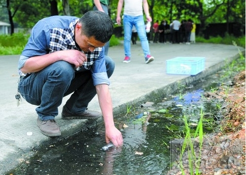 饮用水源疑遭污染湘潭县30多户村民去4公里外拖水喝