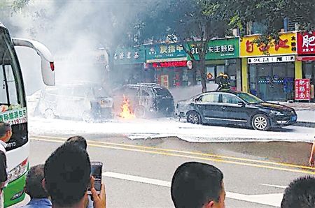 面包车输送“环保油”时起火大火蔓延殃及3辆私家车