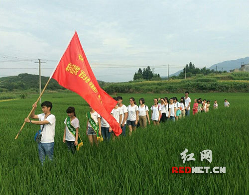 衡阳师院志愿者田间地头普及环保知识