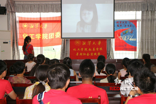 湘大学子携环保微电影进农村