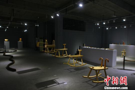 重庆举行环保木器艺术展部分义卖所得捐给环卫工