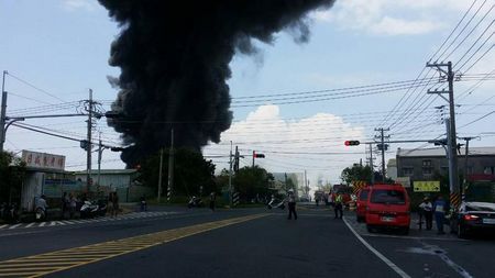 高雄化工厂发生火警传出爆炸声警消暂退外围警戒