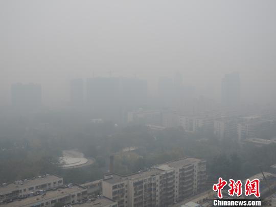 11月5日，郑州遭遇严重雾霾天气，整座城市被雾霾遮盖，灰蒙蒙一片。 韩章云 摄