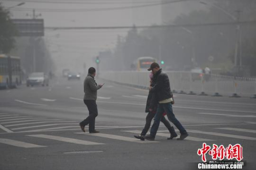 11月14日，北京市持续遭遇重度雾霾污染，市区能见度低。中新网记者 金硕 摄