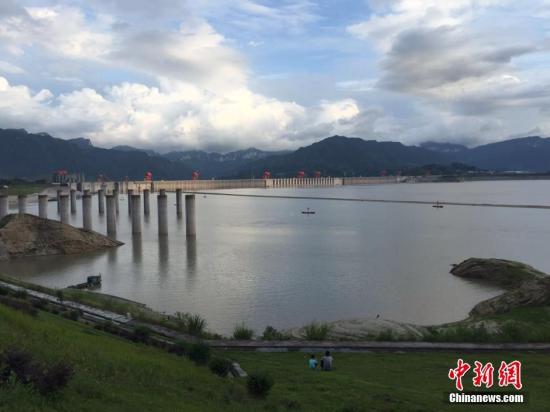 资料图：受长江上游干流、乌江来水及三峡区间暴雨洪水共同影响，7月1日14时，三峡水库迎来2016年“长江1号”洪峰，峰值达50000立方米每秒。 韩伶娟 摄