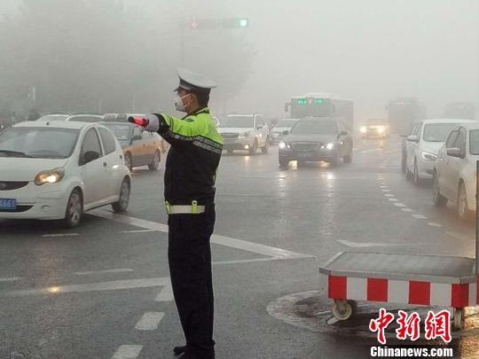 图为雾中指挥交通的石家庄交警。警方供图