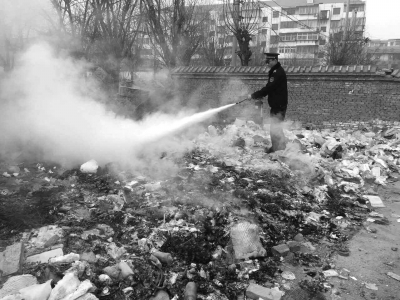 这几天北京处于空气重污染红色预警，雾霾严重，但仍有人顶风焚烧垃圾。大兴青云店城管对焚烧垃圾进行查处和扑火。　　京华时报记者袁国礼城管供图