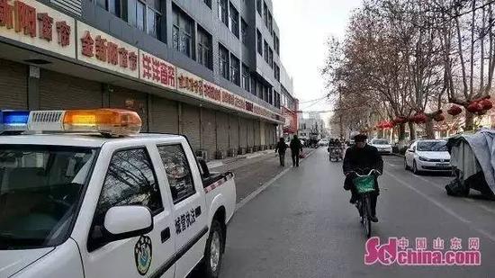 整治前的商家店面（图源：中国山东网）