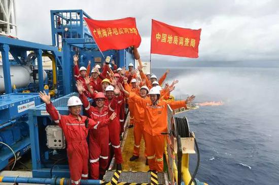 在“蓝鲸一号”钻探平台上，工作人员庆祝天然气水合物试采成功（5月16日摄）。新华社记者 梁旭 摄