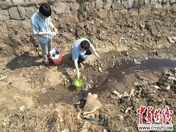 督察组对锦州市垃圾填埋场渗滤液进行采样。