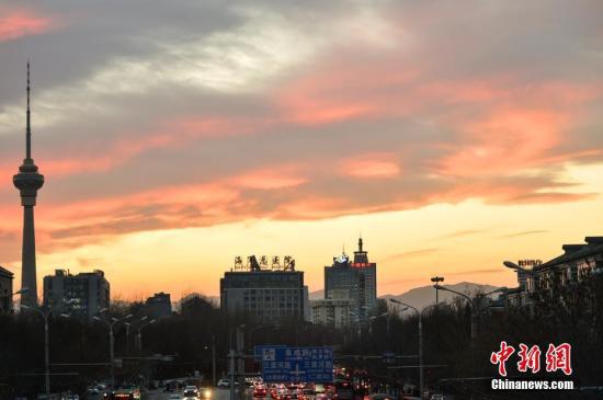 资料图：北京上空半晚时分现火烧云景观，十分绚丽。 中新网记者 翟璐 摄