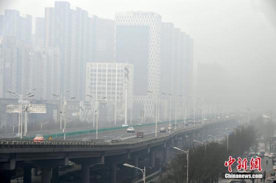 资料图：1月15日，河北石家庄遭遇严重雾霾天气。图为石家庄一高架桥被雾霾笼罩。中新社记者 翟羽佳 摄