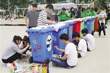 大学生垃圾桶"涂鸦"倡环保